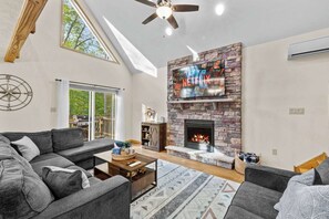 Televisión, chimenea, videojuegos, oficina