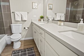 Douche, séchoir à cheveux, serviettes fournies, savon