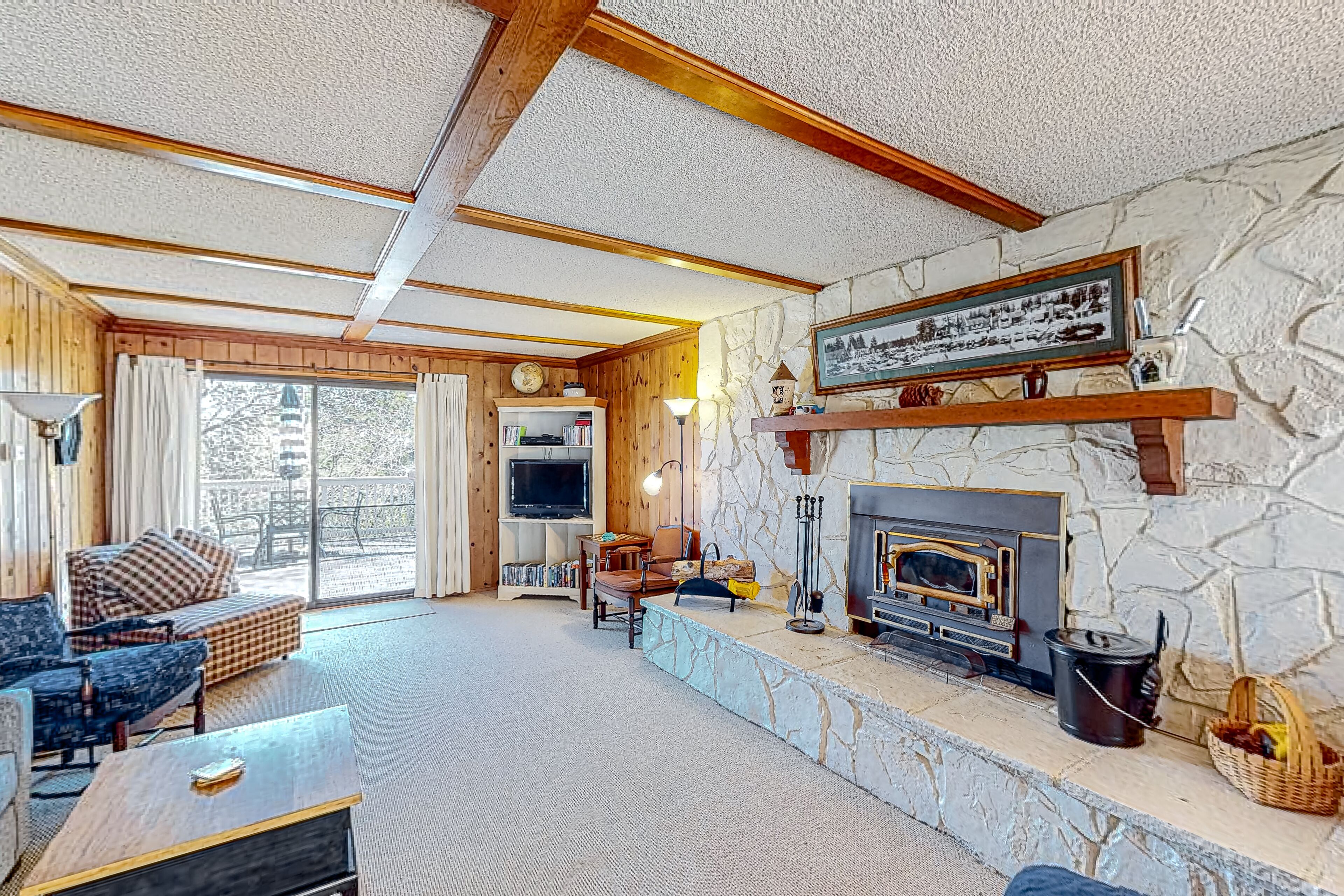 Relaxing mountain home with fireplace, W/D, grill, balcony, patio, & board games