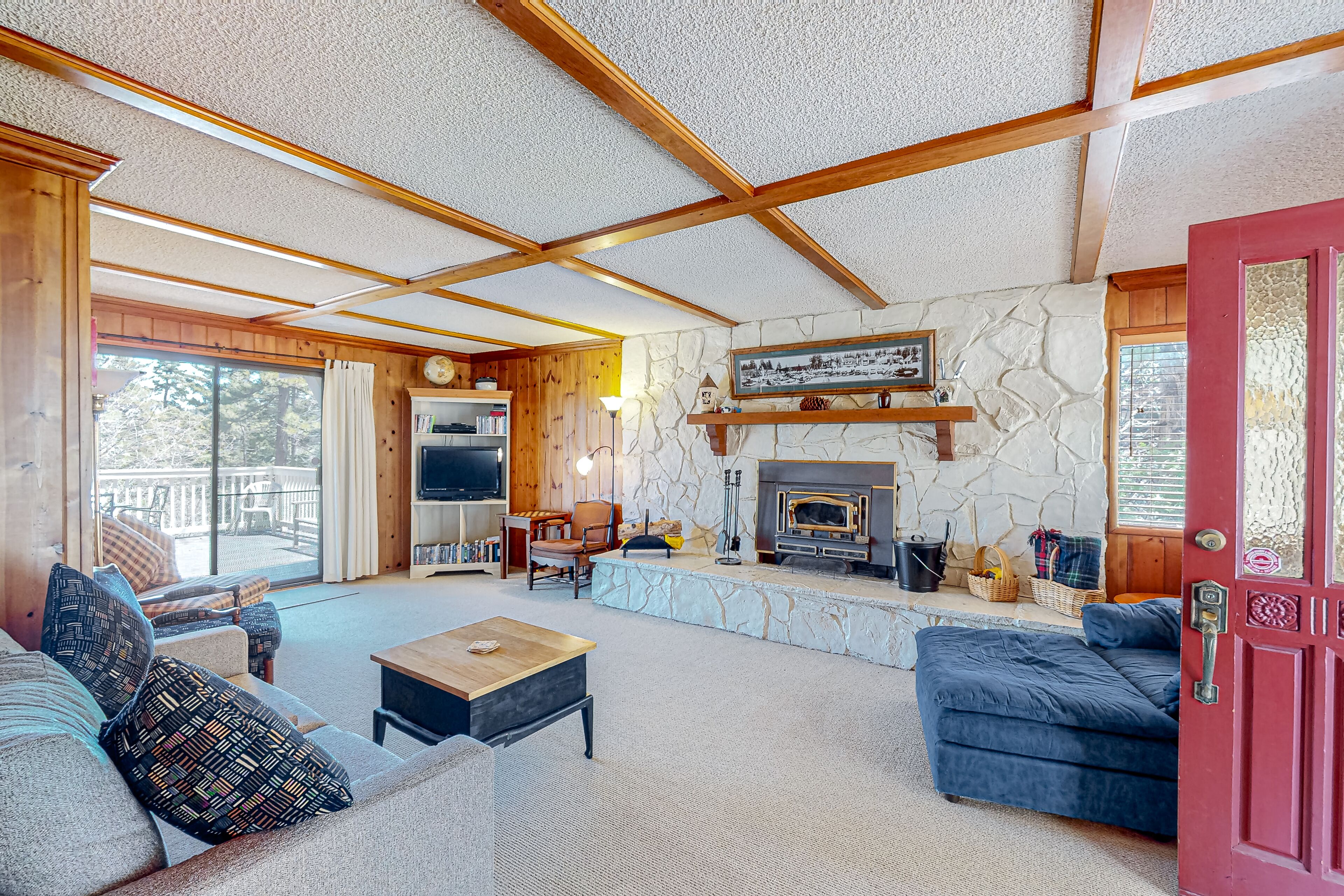 Relaxing mountain home with fireplace, W/D, grill, balcony, patio, & board games