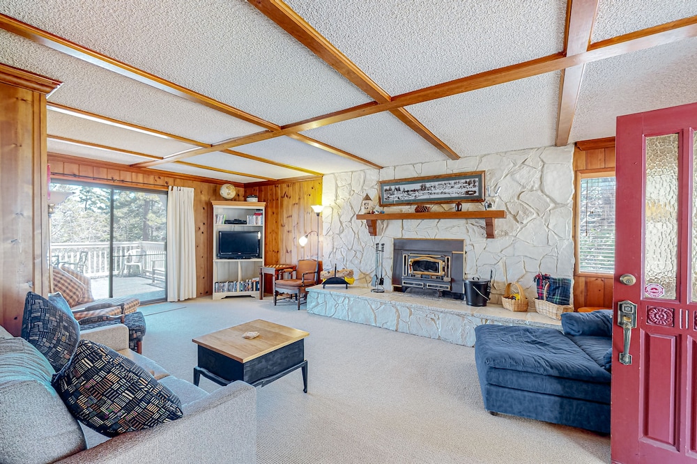 Relaxing mountain home with fireplace, W/D, grill, balcony, patio, & board games