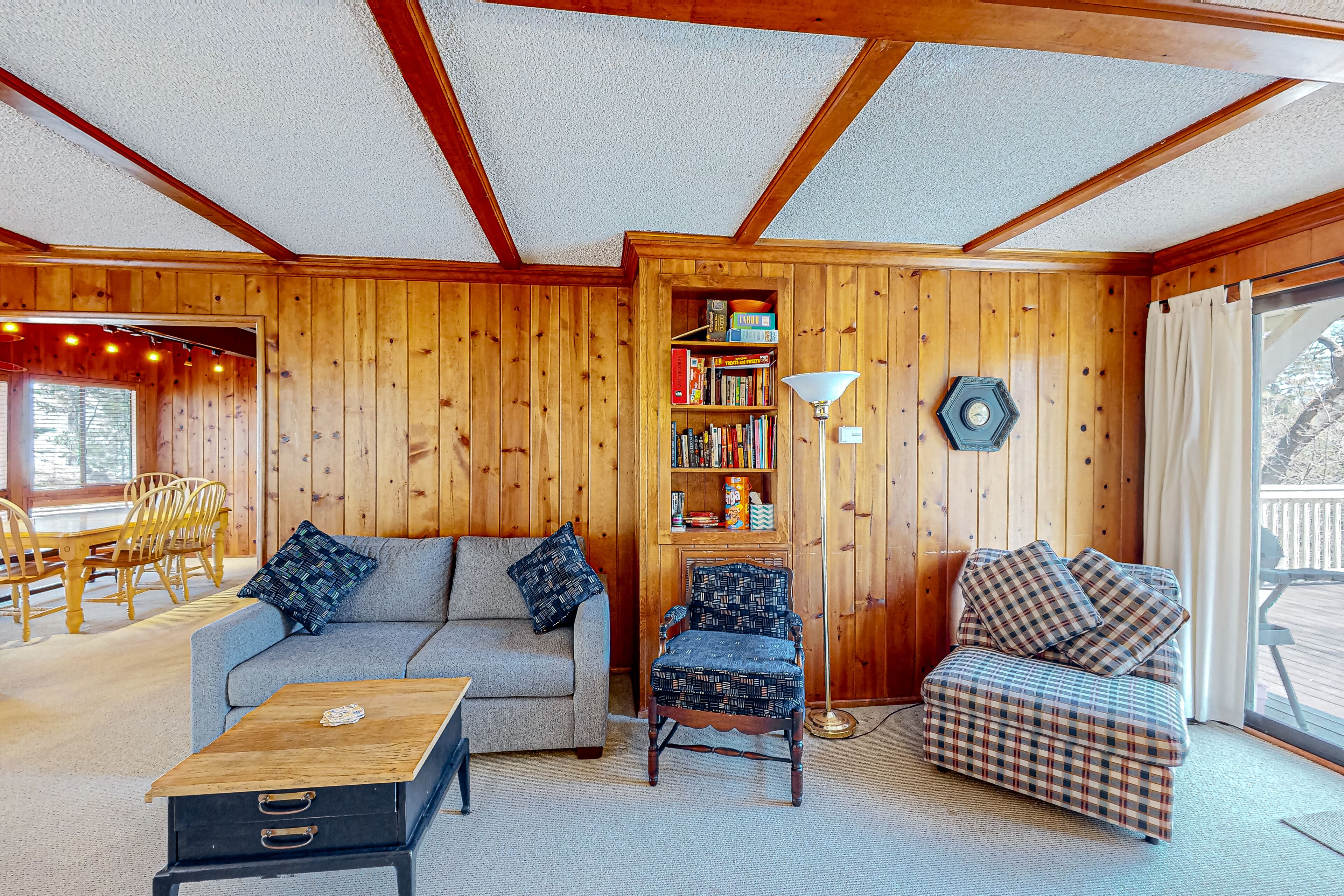 Relaxing mountain home with fireplace, W/D, grill, balcony, patio, & board games