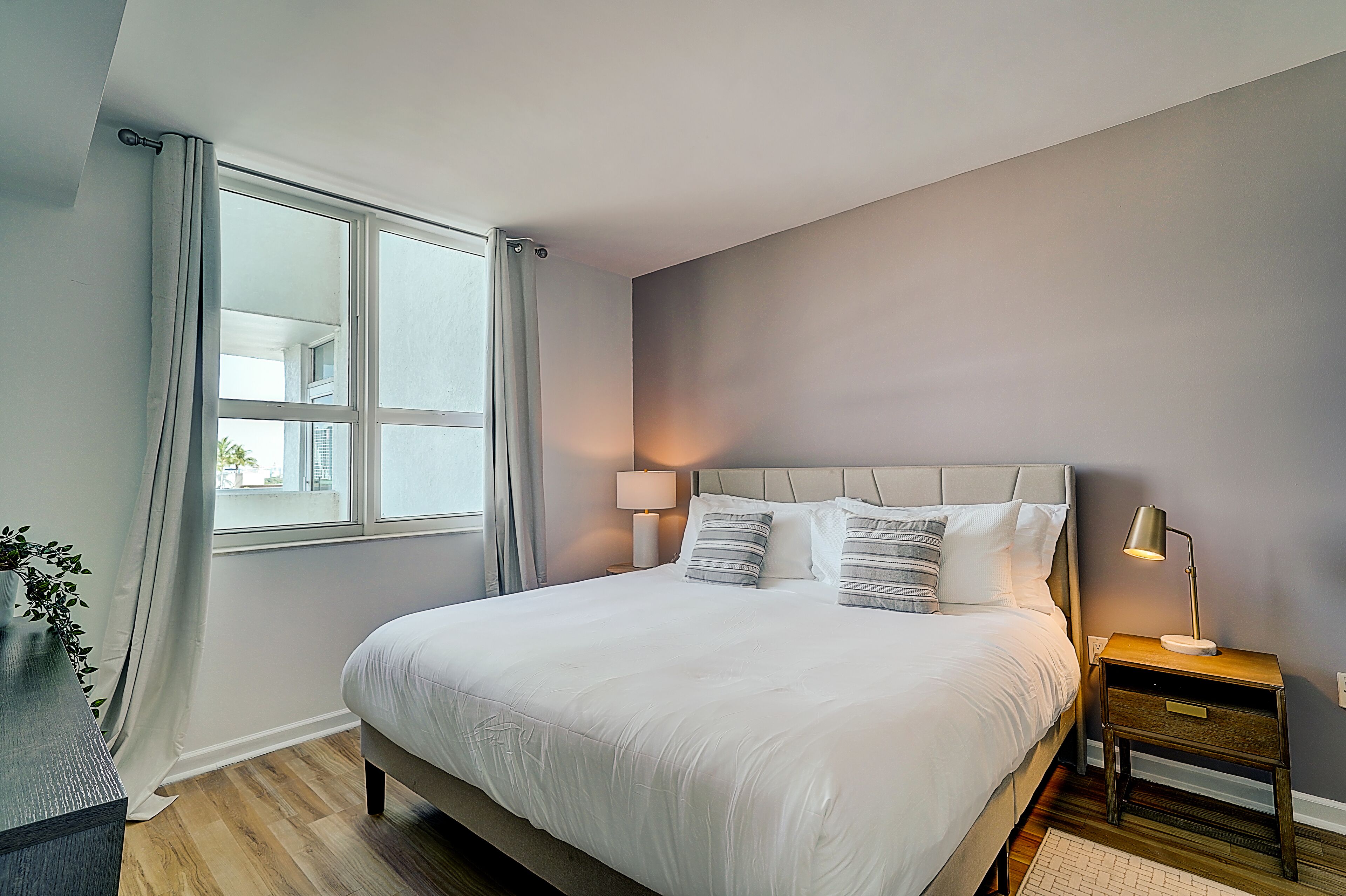 Coconut Grove 1/1 condo parking included