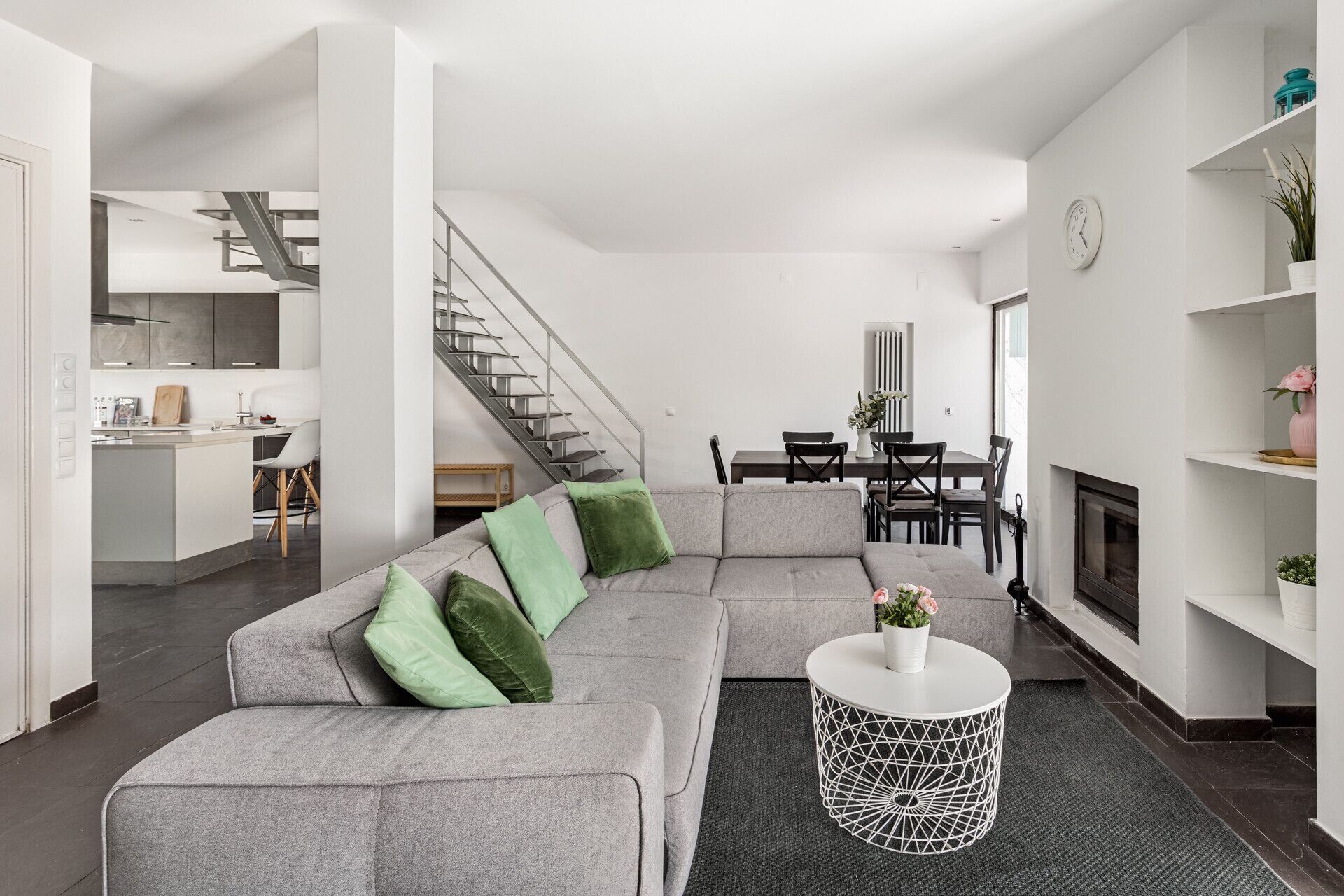 ALTIDO Splendid 4-bed house w/ Patio