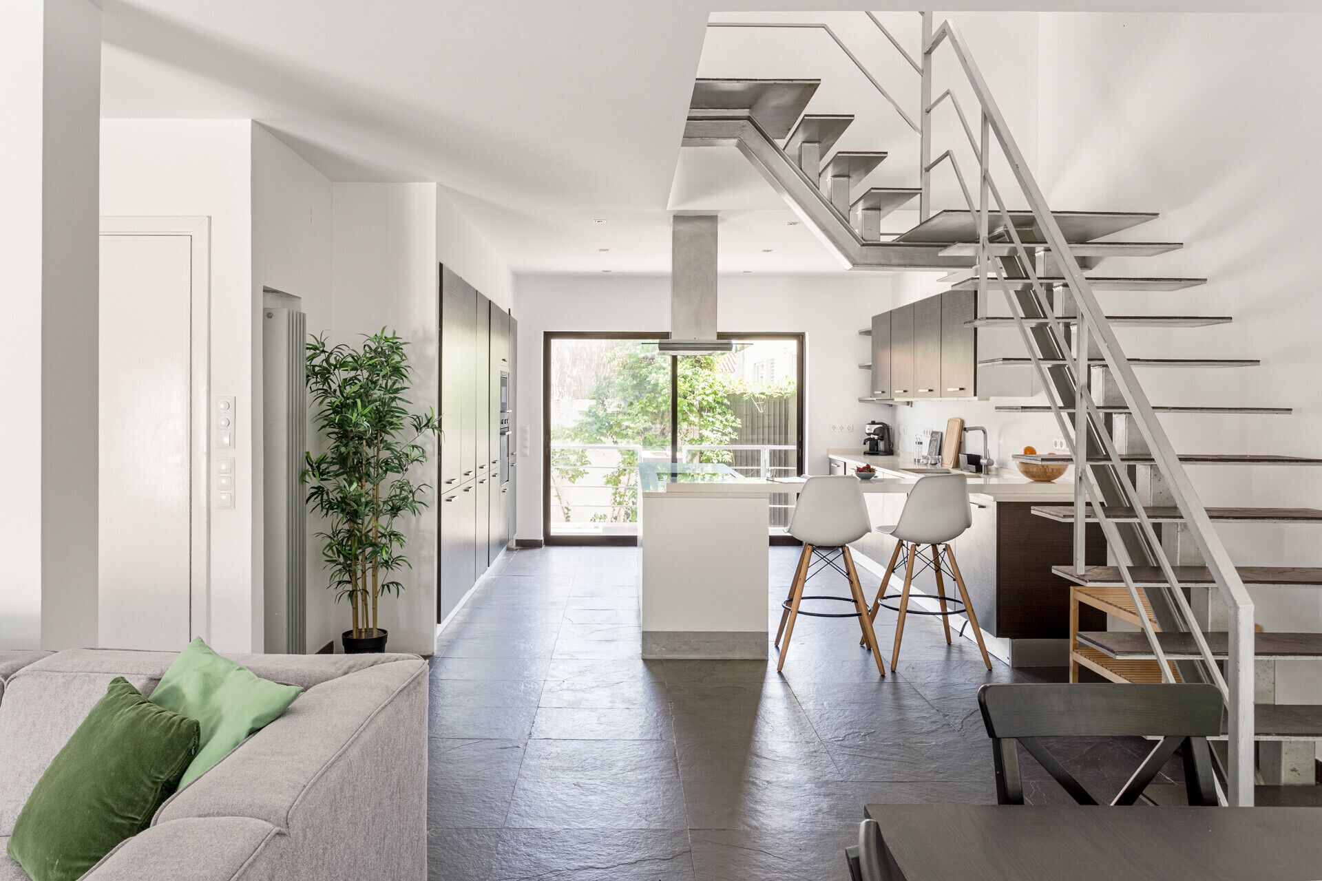 ALTIDO Splendid 4-bed house w/ Patio