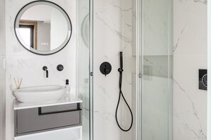 Shower, hair dryer, towels
