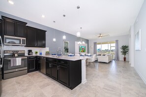 Jääkaappi, mikroaaltouuni, uuni, liesi