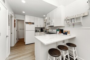 Kjøleskap, mikrobølgeovn, ovn og kokeplater