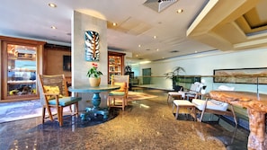 Dining - Modern King Bedroom apartment - Style, Comfort Location! (Honolulu)