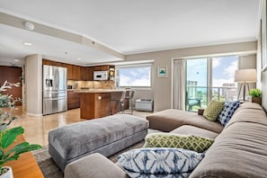 TV - Modern King Bedroom apartment - Style, Comfort Location! (Honolulu)