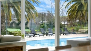 A poolside area with lounge chairs and a view of a swimming pool. - Tanunda House - Luxury 5 BR in Barossa Wine Region (Tanunda)