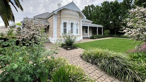 A two-story house with a covered porch and a well-maintained garden. - Tanunda House - Luxury 5 BR in Barossa Wine Region (Tanunda)