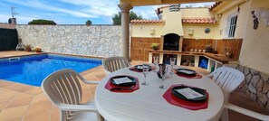 Outdoor dining - Villa Cecilia, an oasis on the Costa Brava (S'Agaro)