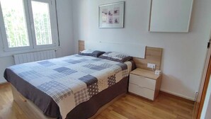 3 soverom, skrivebord, strykejern/-brett og reiseseng for barn
