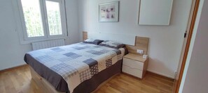 3 bedrooms, desk, iron/ironing board, travel crib