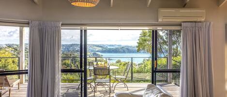 Televisión, chimenea y oficina