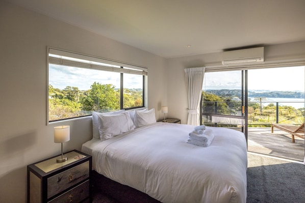 4 bedrooms, iron/ironing board, WiFi