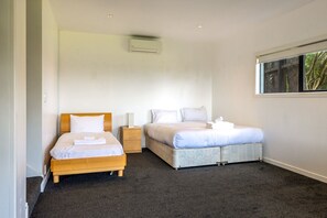 4 bedrooms, iron/ironing board, WiFi