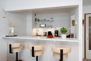 Fridge, oven, stovetop, dishwasher - StrandZEIT - Central apartment, close to the beach, balcony, WLAN. Pets allowed. (Sylt)