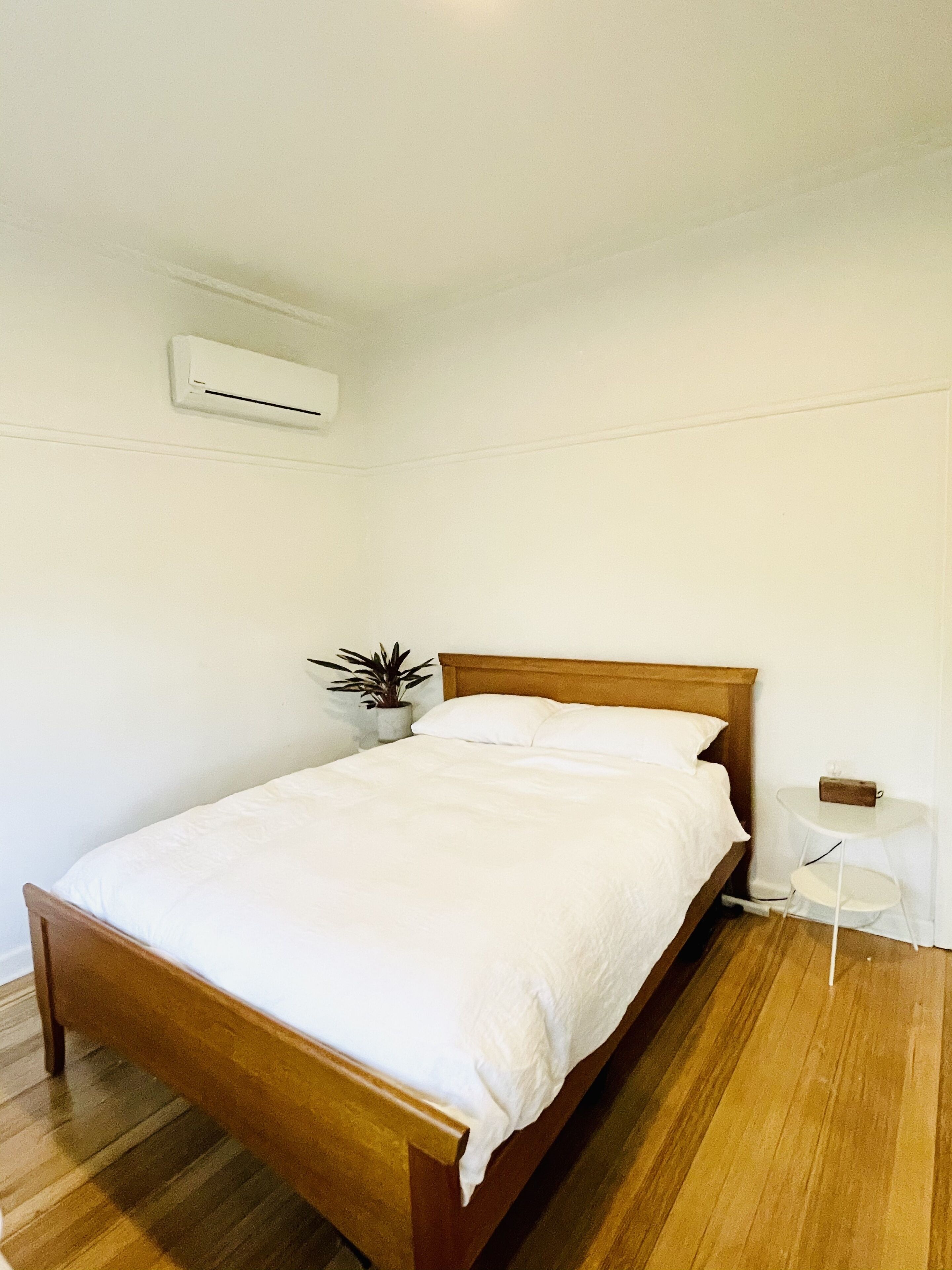 Spacious Lightfilled Apartment and Coffee Lover's Paradise!