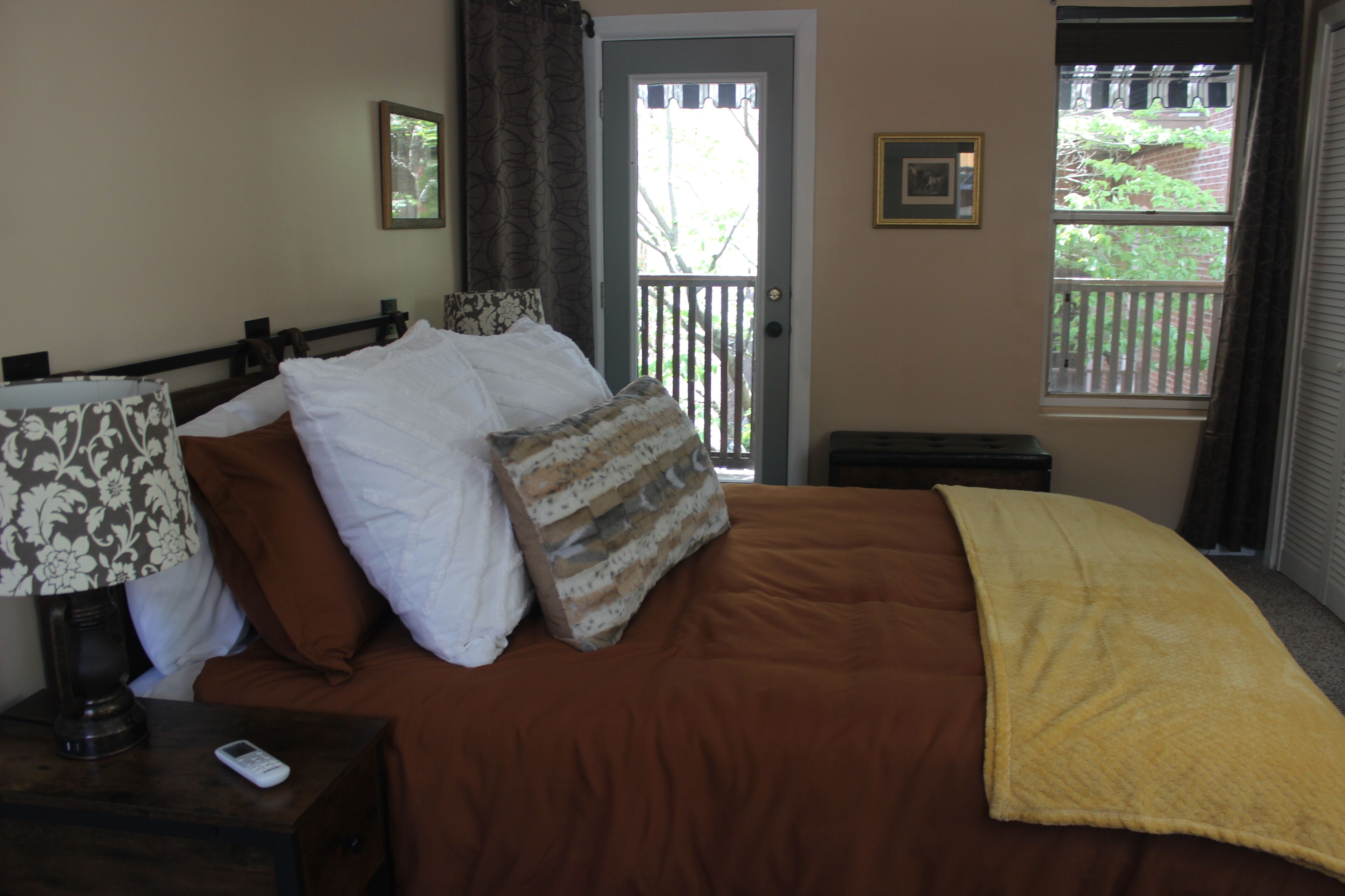 Renovated Carriage house - 1 BR loft - Private