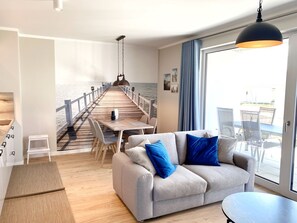 Een televisie en een stereo