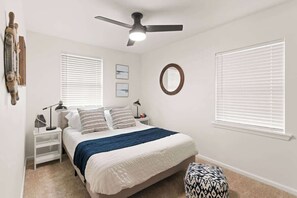 3 bedrooms, iron/ironing board, WiFi, bed sheets - Stafford Oaks (Brunswick)