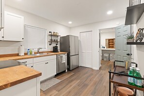 Réfrigérateur, plaque de cuisson, lave-vaisselle, cafetière/bouilloire