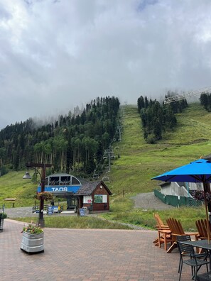 Outdoor dining - Sweet, Comfortable and Close to the Lift (Taos Ski Valley)