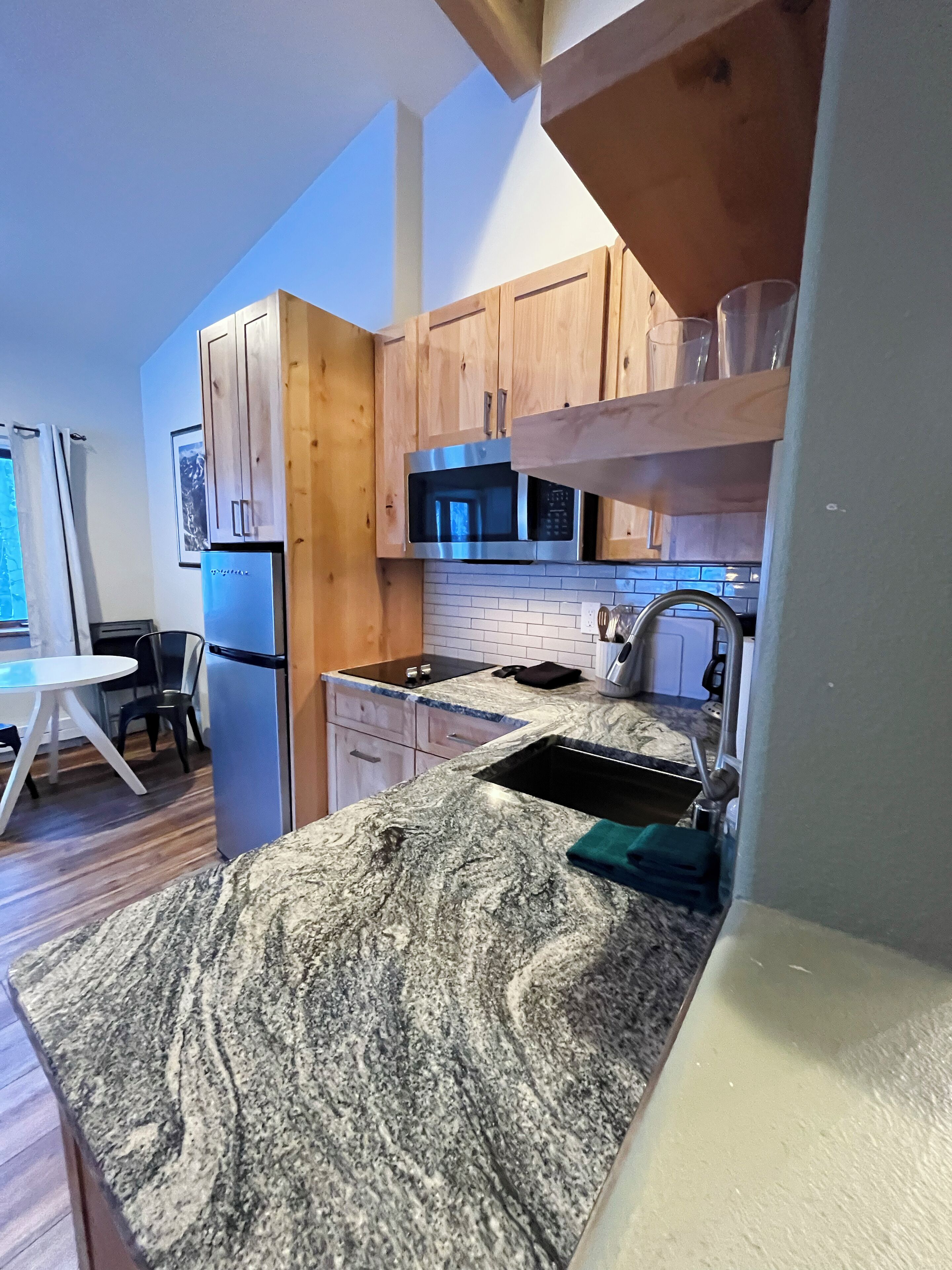 Microondas, horno, lavavajillas y cafetera y tetera 