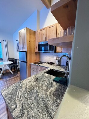 Mikrowelle, Ofen, Geschirrspüler, Wasserkocher mit Kaffee-/Teezubehör