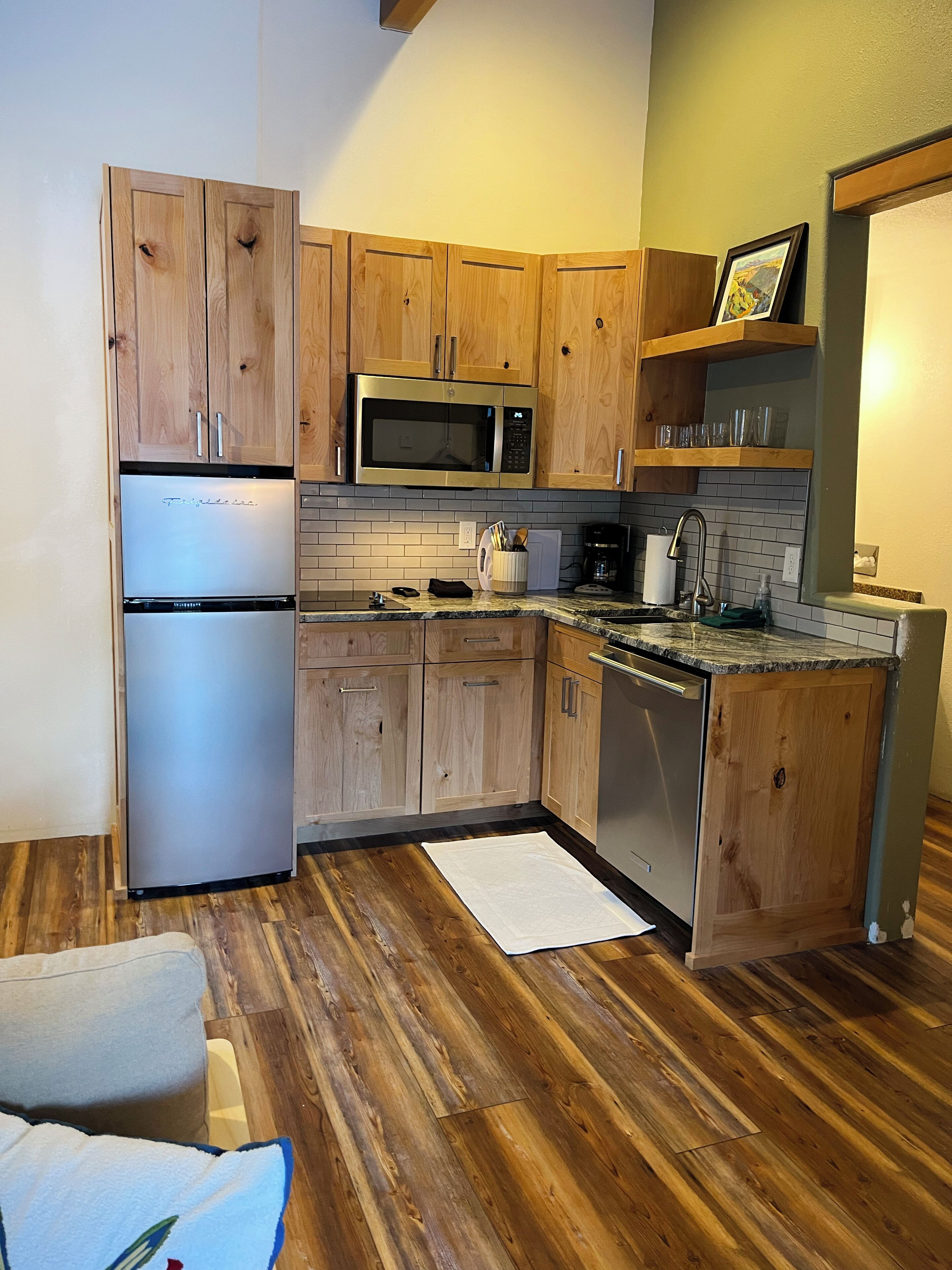 Microwave, oven, dishwasher, coffee/tea maker