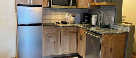 Mikrobølgeovn, ovn, oppvaskmaskin og kaffetrakter/tekoker