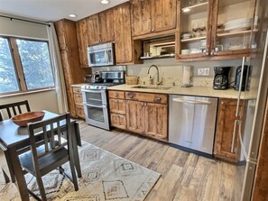 Fridge, microwave, oven, stovetop - Powderhorn 301 and 302 (Taos Ski Valley)