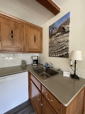 Fridge, microwave, oven, stovetop - Suite Situation in the Ski Village (Taos Ski Valley)