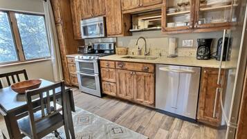 KĂŒhlschrank, Mikrowelle, Ofen, Herdplatte