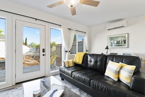 Smart TV, biblioteca de música, estéreo, oficina