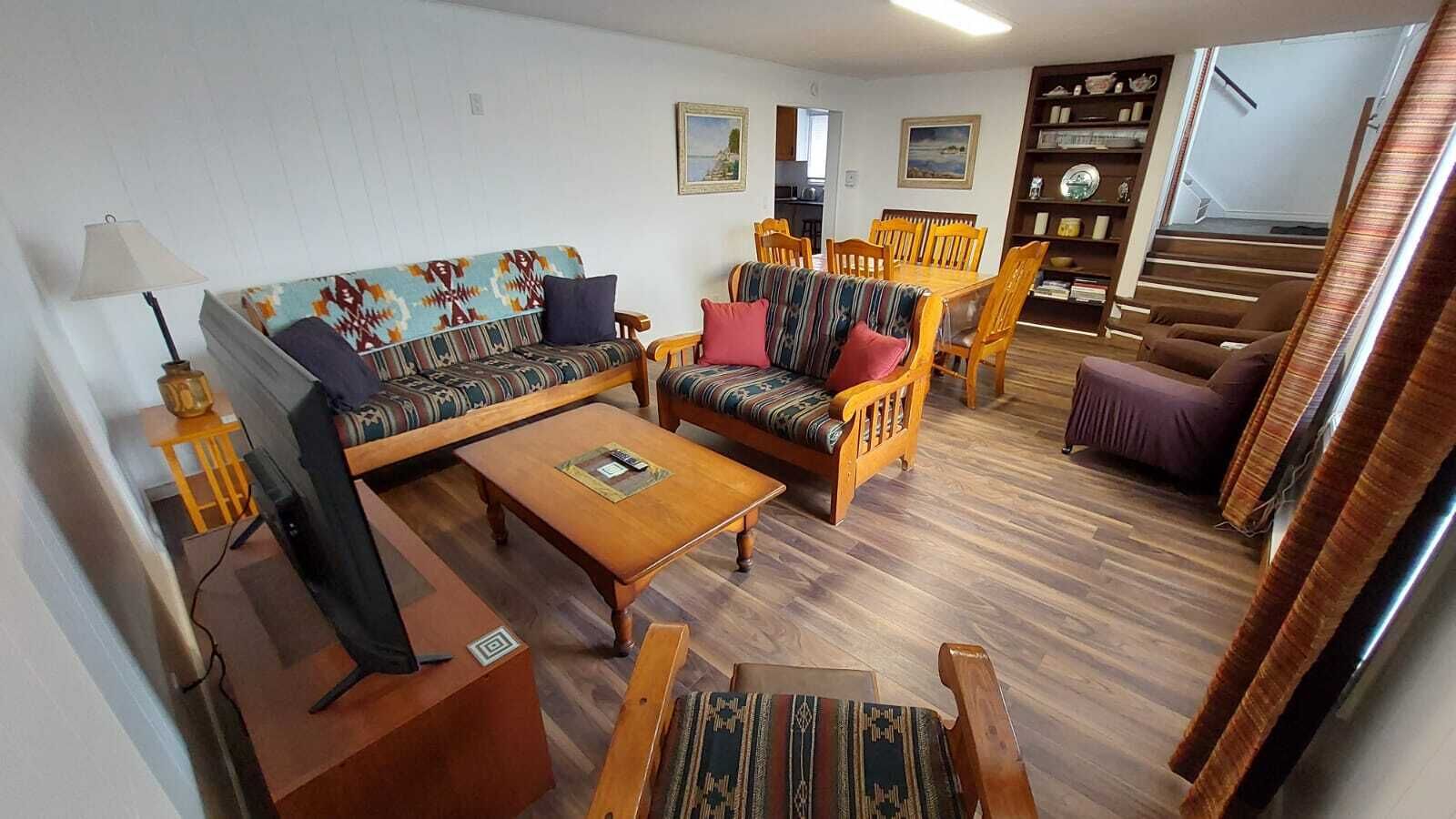 Comfy, Roomy, Close to Stores, Trails & Lake