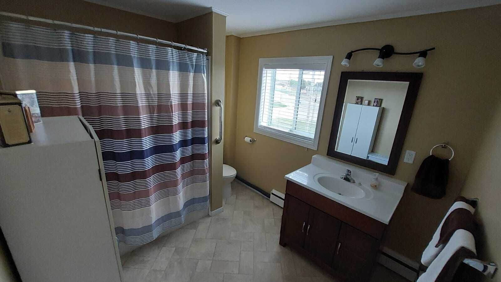 Comfy, Roomy, Close to Stores, Trails & Lake