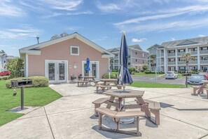 Outdoor dining - Waterway Village 5D (Myrtle Beach)