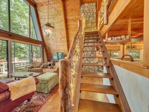 Smart-tv, eldstad, böcker och kontor