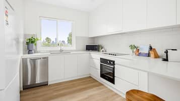 Grand réfrigérateur, micro-ondes, four, plaque de cuisson