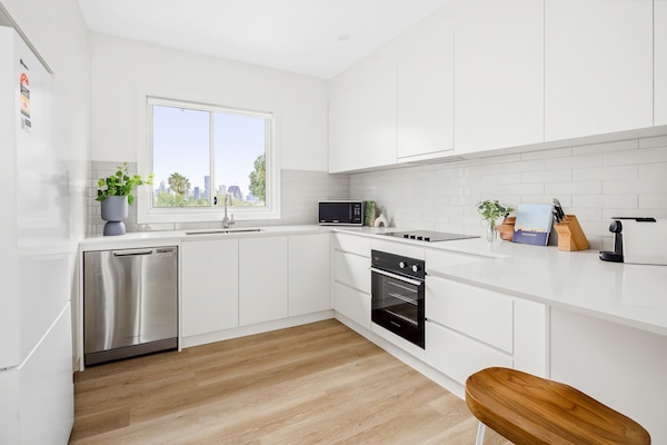Full-sized fridge, microwave, oven, stovetop