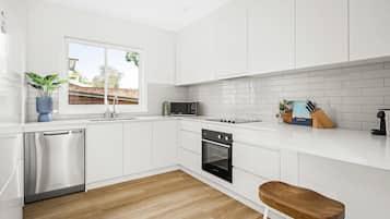 Full-sized fridge, microwave, oven, stovetop