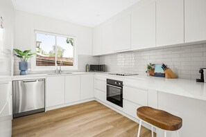 Großer Kühlschrank, Mikrowelle, Ofen, Herdplatte