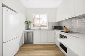 Full-sized fridge, microwave, oven, stovetop