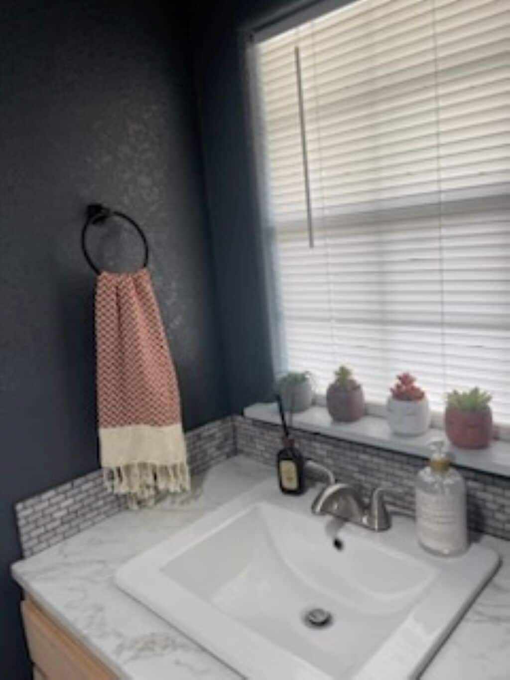 Escape to the Serenity of the Natasha Cabin: Cozy 3-Bedroom Retreat by the River