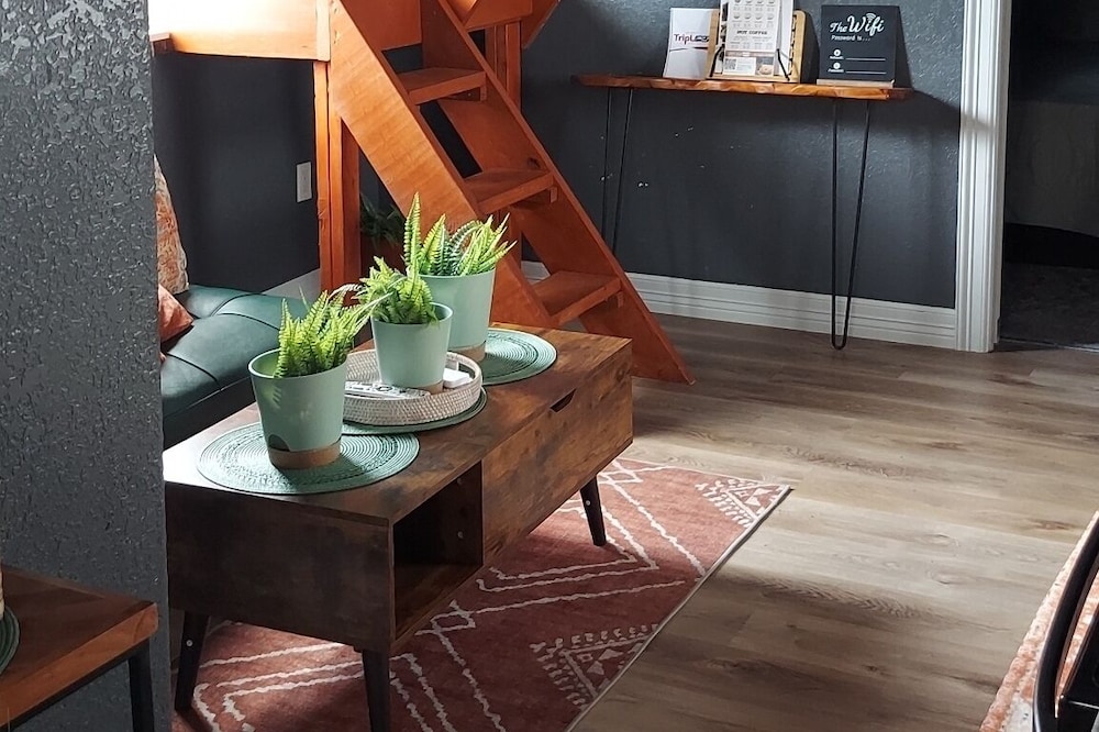 Escape to the Serenity of the Natasha Cabin: Cozy 3-Bedroom Retreat by the River