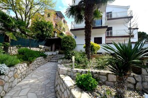 Property grounds - Apartment Jasna 1 with sea view (Njivice)