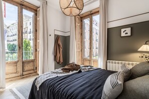 4 habitaciones, tabla de planchar con plancha, wifi y ropa de cama 